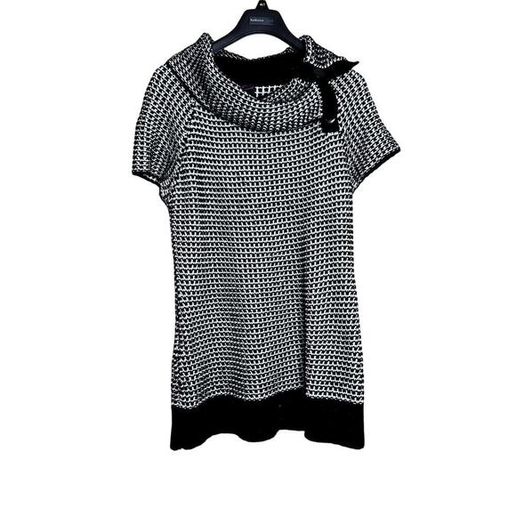 Torrid women's size 2 Tunic/dress black/white sweater short sleeve - Picture 1 of 7